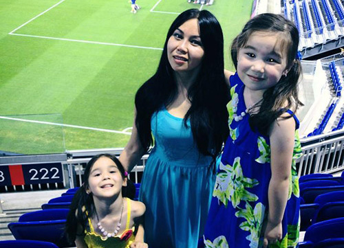 Дуучин Минжинсор ихэр охидоороо гоён аз жаргалтай явна